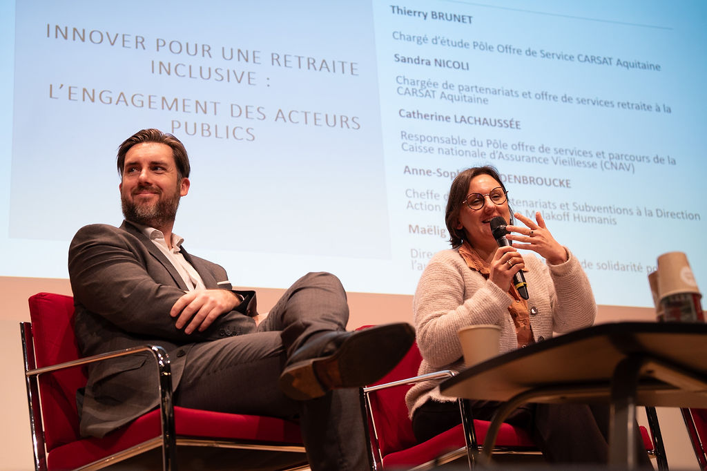 Carte de France avec des points figurant l'implantation des 10 collectifs Un avenir après le travail